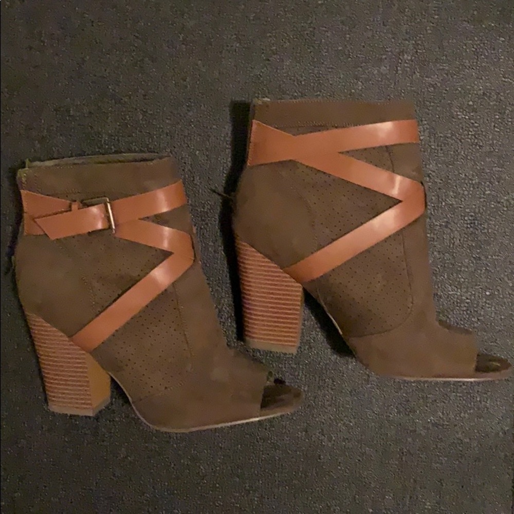 Size 10 Dark Green/ Brown Accents Booties